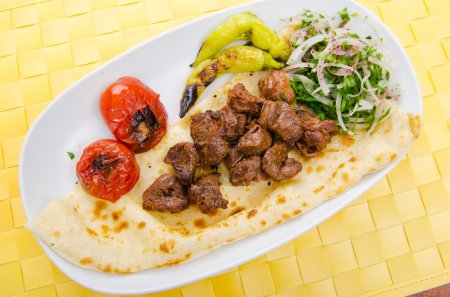 Kebab servi dans l'assiette 