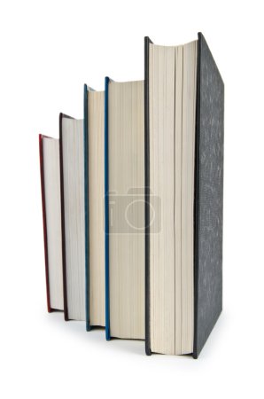 Livres en pile haute isolés sur blanc