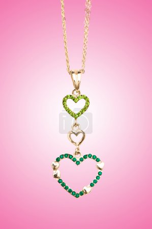 Bijoux dorés sur fond dégradé 