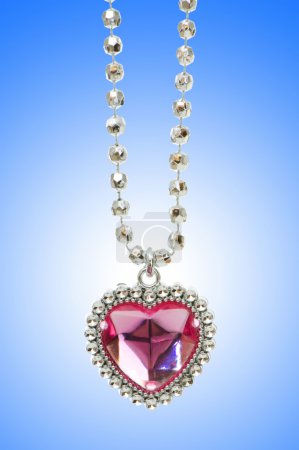 Pendentif en argent sur fond dégradé 