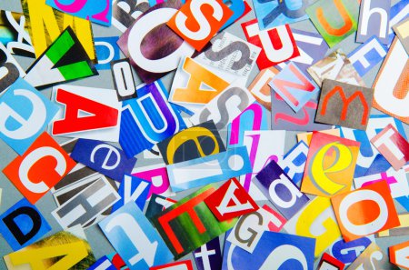 Coupures de journaux avec diverses lettres 