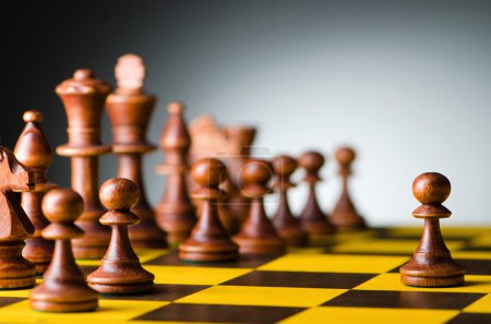 Concept d'échecs avec différentes pièces 