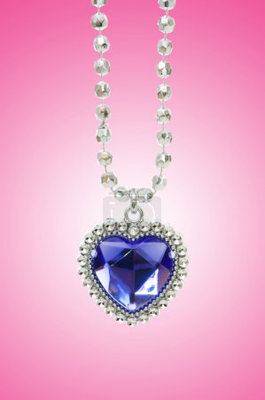 Pendentif en argent sur fond dégradé 