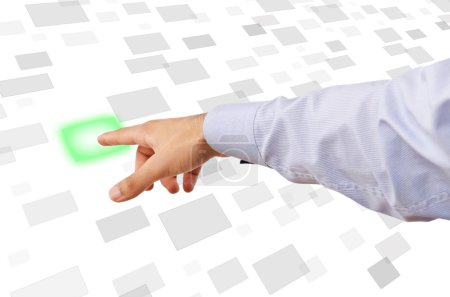 Homme d'affaires appuyant sur les boutons virtuels