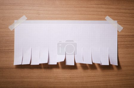 Déchirez l'avis papier sur le mur 