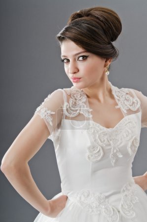 Mariée en robe de mariée en studio de tournage 