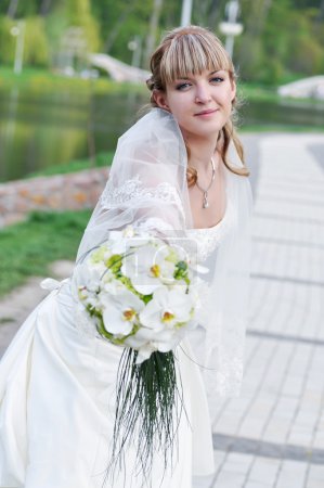 belle mariée en robe de mariée