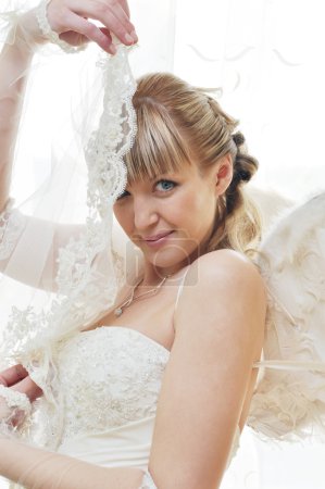 belle mariée en robe de mariée