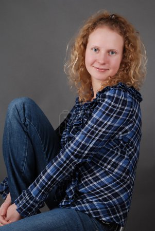 Portrait d'une belle jeune femme souriante 