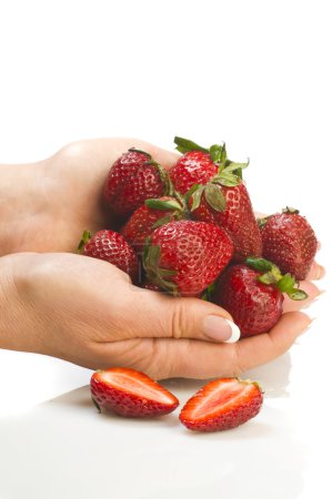 Fraise dans les mains 