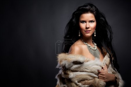 Portrait de femme élégante en fourrure 