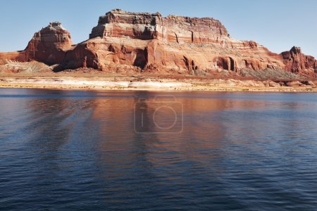 falaises pittoresques reflétées dans l'eau