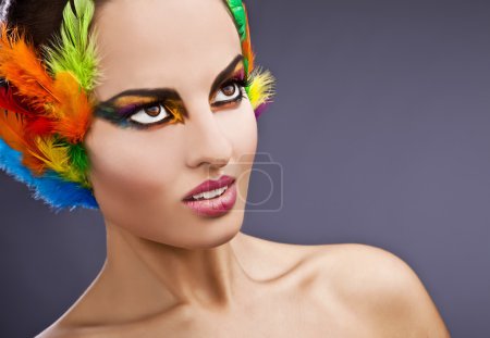 Belle jeune visage féminin avec une mode lumineuse multicolore maquillage & 