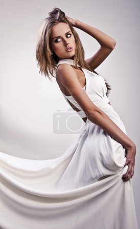 Jeune femme portant une robe à la mode 