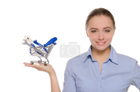 Femme avec des outils dans le chariot 