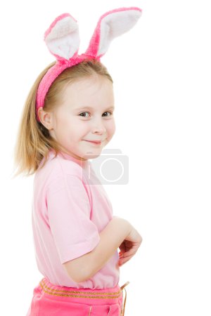 La petite fille aux oreilles roses lapin sur fond blanc .