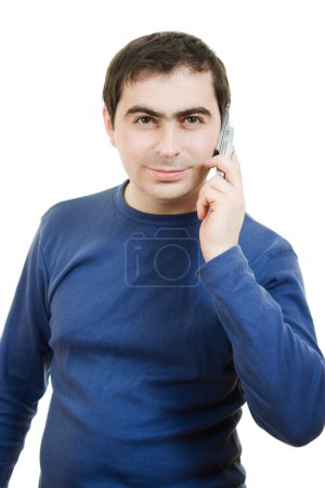 Portrait jeune homme parlant sur un téléphone portable sur un fond blanc 