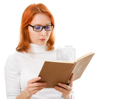 Belle fille aux cheveux roux dans des lunettes lit livre .