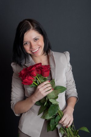 Fille avec un bouquet de roses rouges 