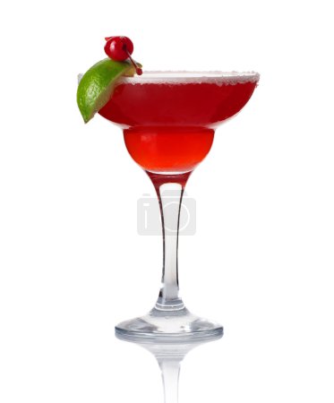 Verre de cocktail alcoolisé à la lime et cerise isolé 
