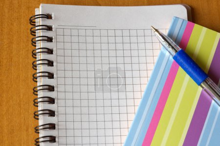 Carnet ouvert et stylo 