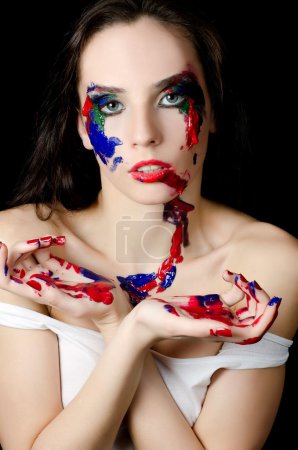 La belle femme avec une peinture sur le visage 