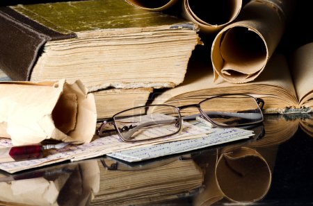 Beaucoup de parchemins anciens sur de vieilles lettres 