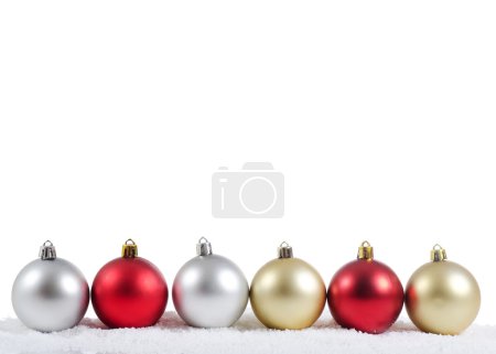 La boule d'arbre de Noël dans la neige 
