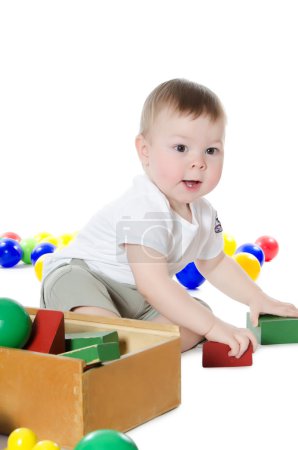 Le petit garçon joue des jouets multicolores 