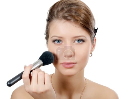 La jeune belle fille avec un maquillage naturel 