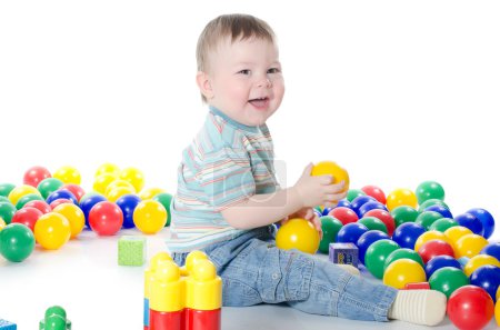 Le petit garçon joue des jouets multicolores 