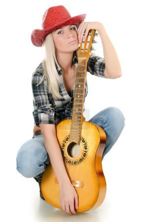 La belle fille dans le chapeau d'un cow-boy isolé 