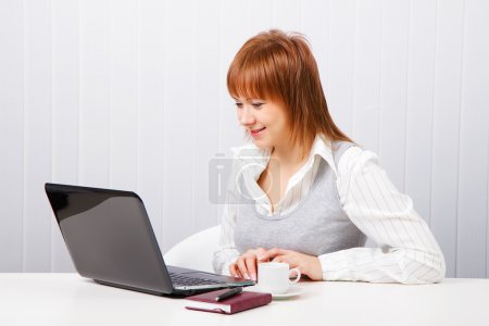 Jolie fille souriante avec un cahier. Employé de bureau 