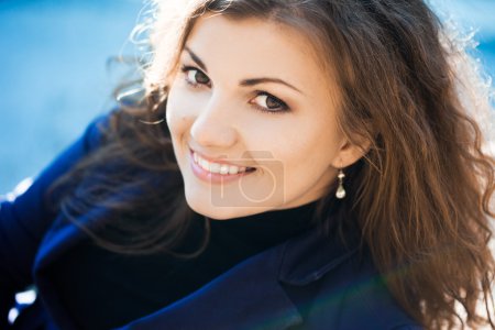 Belle fille dans la rue