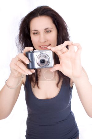 Femme avec une caméra prend 
