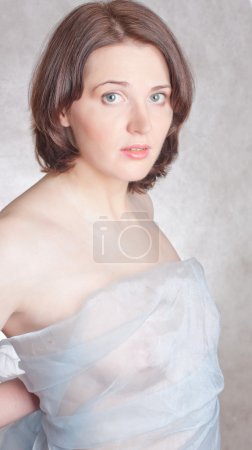 L'élégante jeune fille caucasienne .