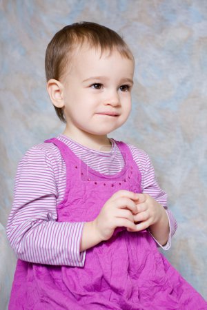 L'enfant dans une robe rose 