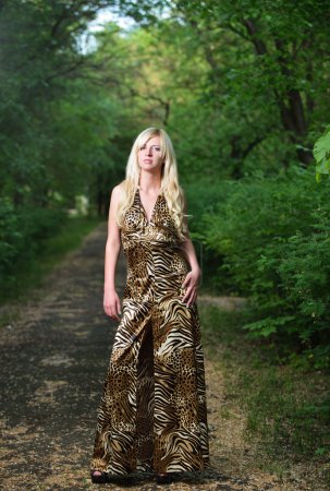 Portrait d'une jolie femme dans le parc 