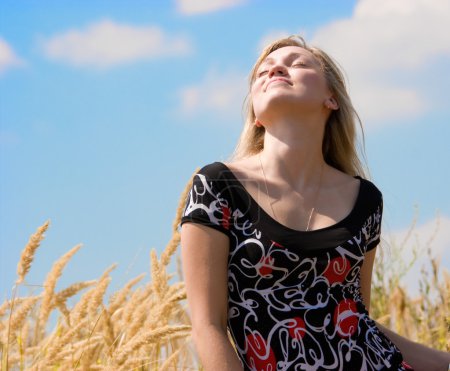 Belle fille rêvant sur le ciel bleu 