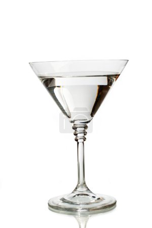 Verre à martini classique rempli de boisson claire 
