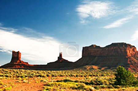 Soirée ensoleillée à Monument Valley. Arizona .