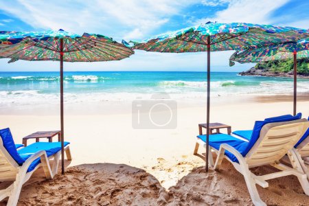 Sur la plage de sable tropical. Mer d'Andaman. L'île de Phuket. Royaume Uni 