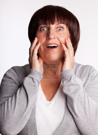 Femme surprise regardant vers le haut 