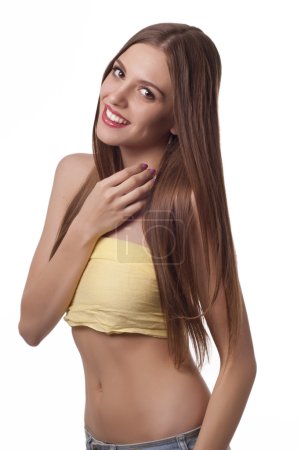Portrait de belle jeune femme aux longs cheveux foncés 