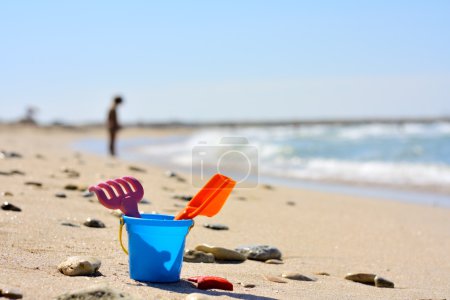 seau en plastique sur la plage