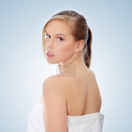 Jeune belle adolescente en peignoir 