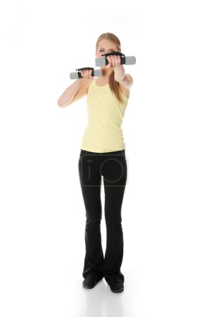 Jeune femme faisant de l'exercice