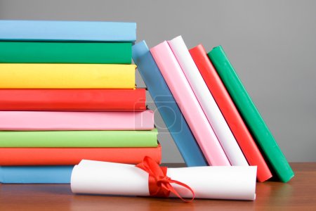 Diplôme et pile de livres 