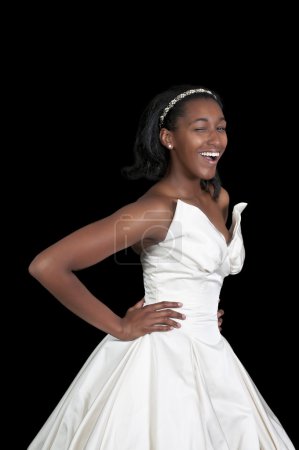 Femme noire en robe de mariée