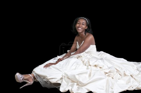 Femme noire en robe de mariée
